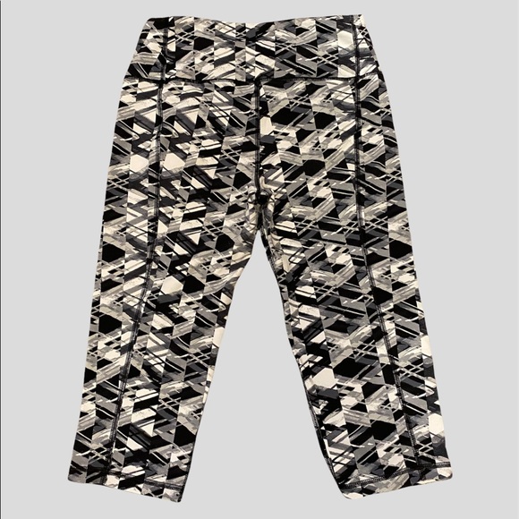 Victoria's Secret Victoria Sport Knockout Crop Capri Leggings Size Medium VGC - Picture 3 of 4